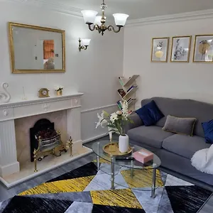  Apartment Centrally Located W/ Free Parking & Smart Tv